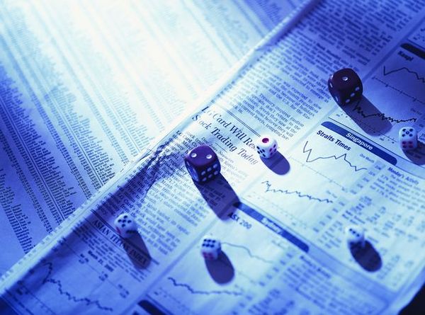 美元反弹叠加获利了结施压，金价高位回落但中长期偏多格局未改